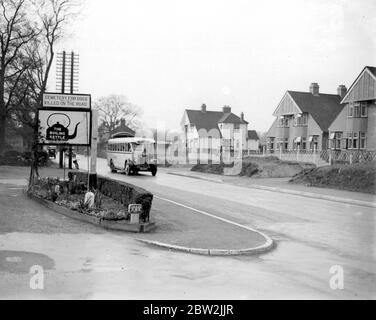 Senza test di guida per gli automobilisti e senza limiti di velocità nelle aree edificate fino al 1934, il traffico stradale ha richiesto un pesante tributo. Questo cimitero animale si trovava a Hildenborough, Kent. Foto Stock