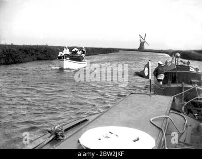 Traino di barche sul Broads, Norfolk. 1933 Foto Stock