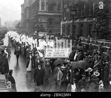 Marcia delle donne attraverso Londra. 1914-1918 Foto Stock
