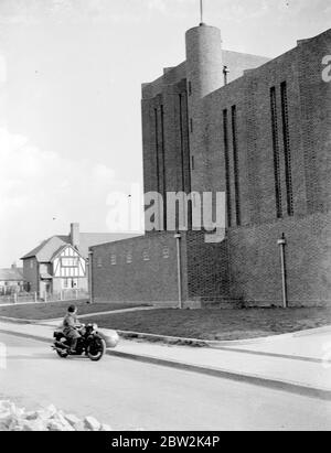 Una chiesa di San Salvatore del motociclo, Eltham, Kent. 1934 Foto Stock