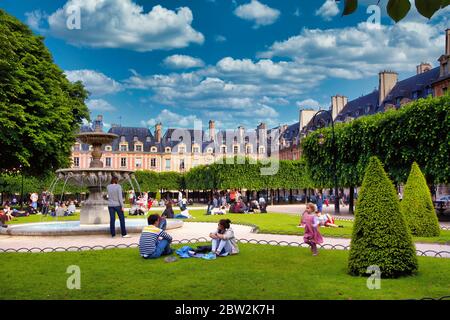 Paris 4eme arr. Piazza dei Vosgi in estate, le Marais. Ile-de-France, Francia Foto Stock