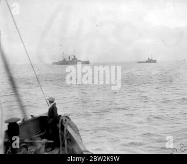 Una delle navi da guerra tedesche è stata trainata nel Firth of Forth. 14 maggio 1920 Foto Stock