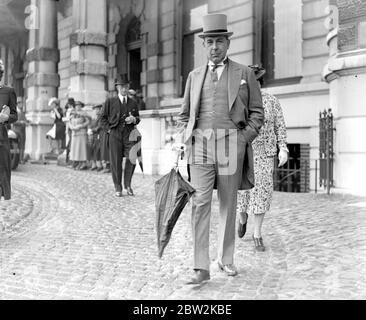 Come ospiti del matrimonio Hopetoun-Kenyon Slaney. Sir John Anderson. 24 luglio 1939 Anderson, John, Sir (Visconte Waverly) politico britannico; governatore del Bengala 1932-1937; segretario di casa britannico 1939-1940; cancelliere britannico dello scacchiere 1943-1945  1882-1958 Foto Stock