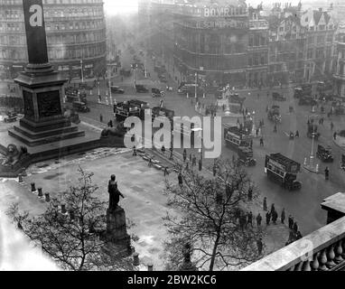 Londra - Trafalgar Square, che mostra il sistema di traffico rotativo in corso. 26 aprile 1926 Foto Stock