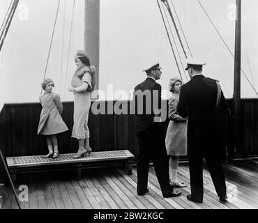 Il tour reale del Canada e degli Stati Uniti, effettuato dal re George VI e dalla regina Elisabetta, 1939 al largo di Yarmouth, Isola di Wight, le Principesse furono trasferite dalla Royal Barge dal Kempenfel al liner, Imperatrice di Gran Bretagna sono visti con il re e la regina e un ufficiale navale sul liner . Foto Stock