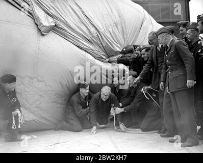 Barrage a pallone a Kidbrooke. Visita di Sir Kingsley Wood. Foto Stock