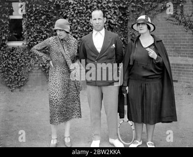 A Newhaven Court Cromer. La signora Oliver Locker-Lampson e l'ex re e regina di Grecia anni '30[?] Foto Stock