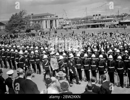 King George VI e Queen Elizabeth in Canada tour 1939 . Re che ispeziona la Guardia d'onore al Parlamento Palazzo Victoria British Columbia Foto Stock