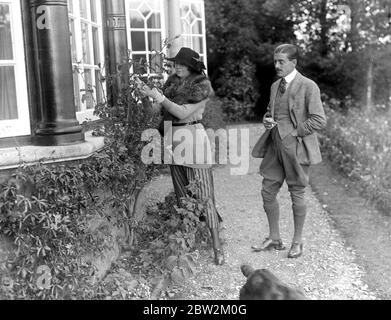 Costanza, Duchessa di Westminsterand Capitano Lewis nel giardino della sua casa di New Forest ad Annesley Bank, vicino a Lyndhurst. 2 ottobre 1920 Foto Stock