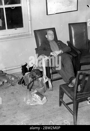 Home Defence Service a Biggin Hill, un pilota dello Squadron RAF n 32 che vola combattenti dell'uragano, si trova in stand-by nella sala pronta. 9 agosto 1939 Foto Stock