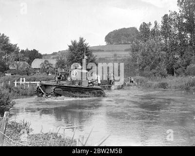 Serbatoio con Vickers Medium Mark i su manoevres, in Andover, zona Winchester. 21 agosto 1935 Foto Stock