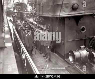 Visita reale ai moli di Immingham. Le loro maestà ispezionano la miniera che spazzano il Trawler. 10 aprile 1918 Foto Stock