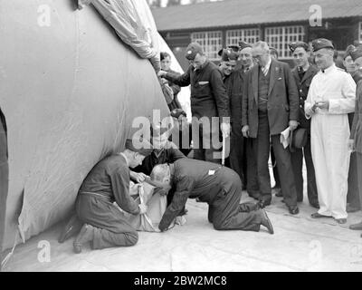 Barrage a pallone a Kidbrooke. Visita di Sir Kingsley Wood. Foto Stock