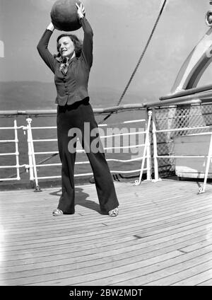 King George VI e Queen Elizabeth in Canada tour 1939 - la foto mostra la donna sul ponte facendo mantenersi in forma una palla Foto Stock