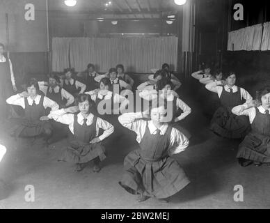 Scuola di proseguimento Selfridge. Cultura fisica. 27 febbraio 1920 Foto Stock