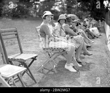 Torneo di tennis Brockenhurst Junior. Sig.ra S. Churchill (figlia di MR Winston Churchill), la macchina fotografica più vicina, e la sig.ra Witherby. 1929 Foto Stock