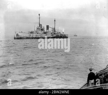 Una delle navi da guerra tedesche è stata trainata nel Firth of Forth. 14 maggio 1920 Foto Stock