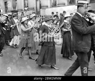 Processione di preghiera e di intercessione. Donne nella band. (Gen - Feb 1917) 1914-1918 Foto Stock