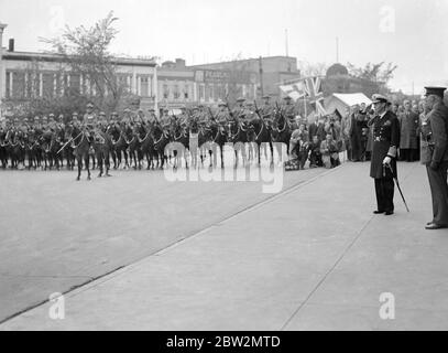 Il giro reale del Canada e degli Stati Uniti da re George VI e dalla regina Elisabetta, 1939 il re e la regina visitano Regina a Regina , capitale di Saskatchewan , la casa delle montagne , la polizia montata canadese reale . Le ' Mounties' in parata per il Re. Foto Stock