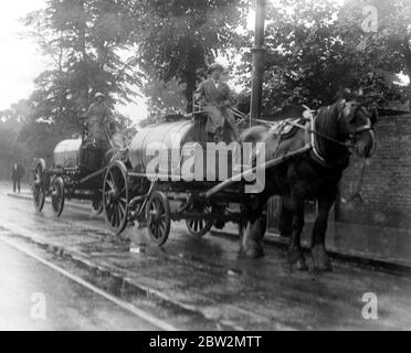 Le donne lavorano i carrelli ad acqua a Finchley. 1914-1918 Foto Stock