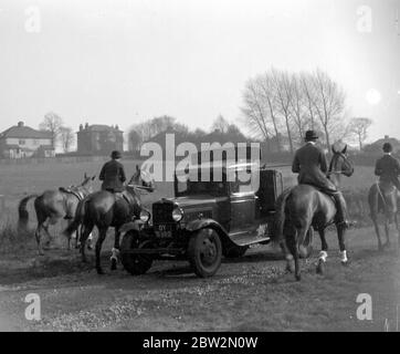 La caccia passa davanti a un camion Bedford. 1934 Foto Stock