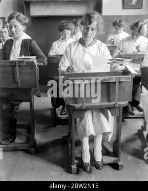 Gli insegnanti elencano i moduli di registro nazionali presso la scuola superiore, Wimbledon. Foto Stock