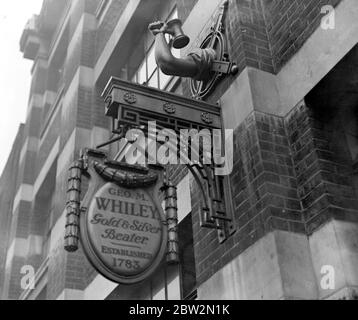Battendo foglia d'oro . L'arte di battere la foglia d'oro fine era in esistenza 4,000 anni fa e molti dei tesori di luxor sono decorati con magnifici esemplari del mestiere. Oggi l'arte di battitura della foglia d'oro è portata alla perfezione da Messrs G.M. Whiley , Whitfield St. Tottenham CT RD, che hanno svolto l'attività per anni . Il segno Goldbeater menzionato da Pepys e Dickens. 29 gennaio 1923 Foto Stock