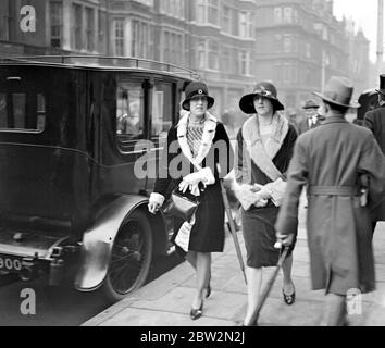 NAll-Cain: Matrimonio Pennyman a St Mark's North Audley Street. Spettacoli fotografici: Miss Sheila Lockie e Miss Barbara Brotherhood. 1 novembre 1927 Foto Stock