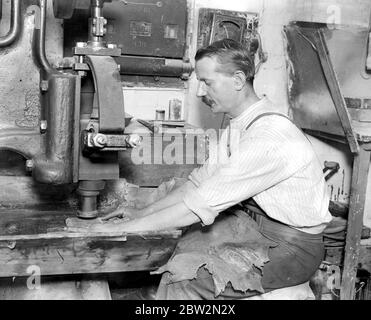 Battendo foglia d'oro . L'arte di battere la foglia d'oro fine era in esistenza 4,000 anni fa e molti dei tesori di luxor sono decorati con magnifici esemplari del mestiere. Oggi l'arte di battitura della foglia d'oro è portata alla perfezione da Messrs G.M. Whiley , Whitfield St. Tottenham CT RD, che hanno svolto l'attività per anni . Il nastro , essendo tagliato a quadrati , viene interlacciato con carta speciale , circa 200 pezzi . Il nastro d'oro è di 1 1/4 pollici quadrati e la carta di 3 1/2 pollici quadrati. Formando un tampone viene poi battuto dalla macchina fino a quando l'oro è la stessa dimensione della carta . 29 J Foto Stock