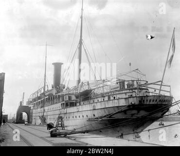 Lo yacht del Kaiser il Meteore, che è stato usato durante la guerra come Scuola di guerra sottomarina per ufficiali, è ora a Tilbury. 3 giugno 1919 Foto Stock