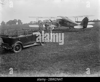 Visita in volo del Principe per vedere i roderdendri del signor Lionel de Rothschild nel suo personaggio De Havilland DH89 Dragon Rapide (G-ACGG ). Gioire in aereo per la signora de Rothschild . Il Principe del Galles ha dato una visita in volo a Exbury, nell' Hampshire, per vedere i celebri rodendri del signor L N de Rothschild. Mentre il principe era a Exbury House , il suo pilota prese la signora de rothschild e la signora de Rothschild per una giochiosa corsa in aereo . Foto mostra Mrs de Rothschild e Miss de Rothschild con gli amici accanto al Principe De Havilland DH89 Dragon Rapide aereo dopo il ritorno dal loro viaggio di gioia . 12 maggio 1934 Foto Stock