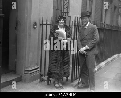 Courtaulds partecipa alla British Silk Exhibition a Downing Street . Tra i visitatori della British Silk Exhibition al n. 11 di Downing Street , Londra , organizzata dalla sig.ra Stanley Baldwin , vi erano la sig.ra Stephen Courtauld e il sig. Jack Courtauld , della famosa ditta britannica di seta . La sig.ra Stephen e il sig. Jack Courtauld lasciano il n. 11 Downing Street dopo aver visitato la mostra. 16 febbraio 1932 Foto Stock