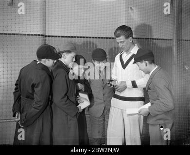 Harold Larwood un cricketer professionale per Nottinghamshire mostra ai bambini come tenere la palla . 9 aprile 1934 Foto Stock