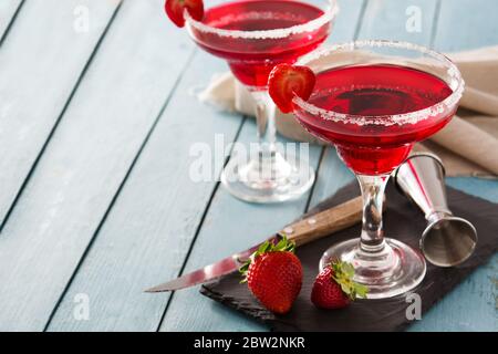 Cocktail di fragole in vetro isolato su sfondo bianco Foto Stock