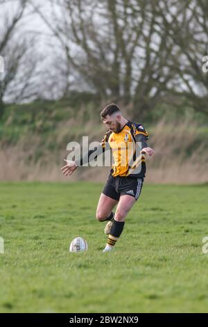 Fly Half prende il calcio di conversione dopo che la loro squadra ha segnato una prova. Partita di rugby delle contee orientali a Lowestoft Foto Stock