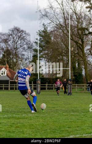 Fly Half prende il calcio di conversione dopo che la loro squadra ha segnato una prova. Partita di rugby delle contee orientali a Lowestoft Foto Stock