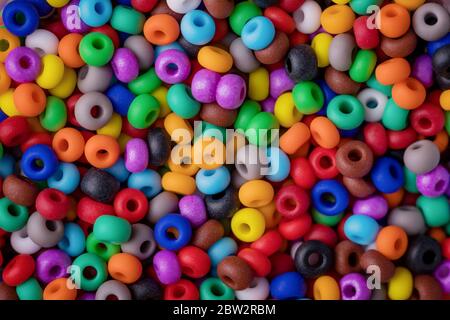 Beads texture sfondo. Palline colorate rotonde, scatto full frame Foto Stock