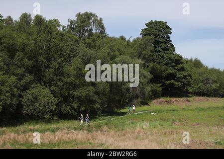 Gli escursionisti praticano la divaricazione sociale su Dumyat vicino a Stirling , poiché le persone possono incontrare la famiglia e gli amici all'aperto e giocare a sport come il golf e il tennis di nuovo, mentre il paese si sta muovendo nella fase uno del piano del governo scozzese per il graduale sollevamento blocco. Foto Stock