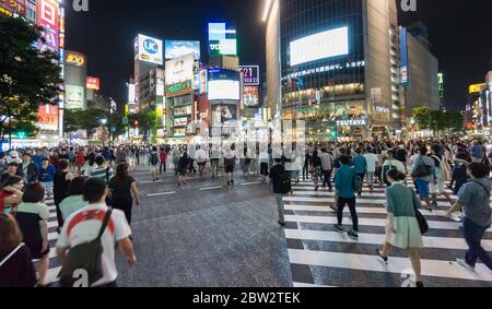 Shibuya folla e insegne illuminate Foto Stock