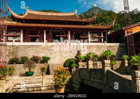 Tempio Yongquan edifici con il picco di Gu montagna dietro. Foto Stock