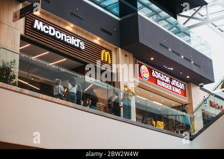 Un McDonald's e Burger King ristoranti vicini uno all'altro in un centro commerciale, area ristoro a Tbilisi, Georgia Foto Stock