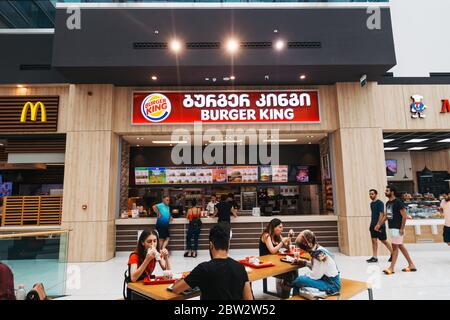 Un ristorante Burger King in un centro commerciale Tbilisi, Georgia. Le parole sono state tradotte anche in scritte georgiane Foto Stock