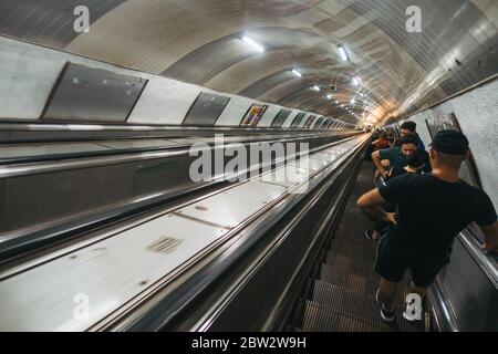 Una lunga scala mobile fino alla piattaforma sulla metropolitana Tbilisi, nella capitale della Georgia Foto Stock