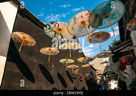 Olio-ombrelli di carta al di sopra di una corsia di marcia in tre corsie sette vicoli città vecchia, Fuzhou. Foto Stock
