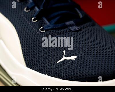 Sneakers del marchio tedesco Puma su uno scaffale in un negozio Foto Stock