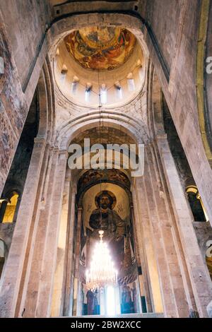 All'interno della Cattedrale di Svetitskhoveli, una cattedrale ortodossa orientale del XI secolo a Mtskheta, Georgia Foto Stock