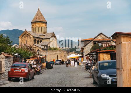 Le strade intorno alla cattedrale di Svetitskhoveli, una cattedrale ortodossa orientale del XI secolo a Mtskheta, Georgia Foto Stock