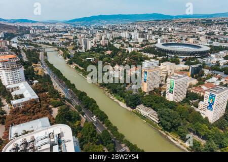 Guardando verso nord di Tbilisi, la capitale della Georgia, verso lo stadio Dinamo Arena. Il fiume Mtkvari scorre attraverso il centro Foto Stock