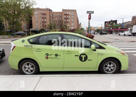 Parcheggiato il taxi verde Boro, riservato ai passeggeri solo nei quartieri esterni e a Manhattan sopra la 96esima e la prima Foto Stock