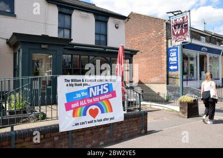 Poster di ringraziamento NHS fuori dal pub William & Florence durante il blocco di Coronavirus, Norwich UK 2020 Foto Stock